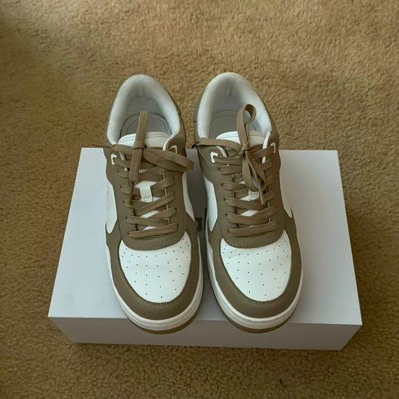 Alo yoga recovery sneaker. - Picture 2 of 6